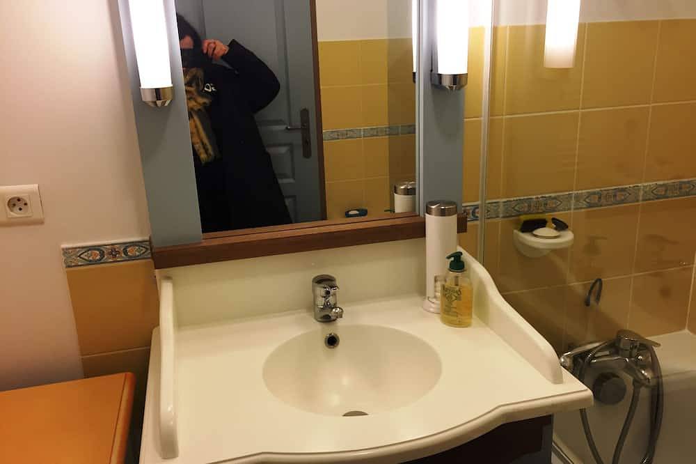 Vacation home 56 m2 in residence with heated pool near beaches in Locmaria, Côte des Mégalithes