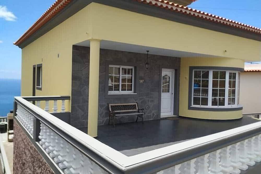 Villa Santos, geräumig, für 7 Personen, entspannte Gegend, mit einer herrlichen Aussicht in Calheta, Madeira