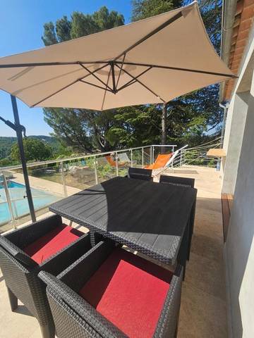 Gîte pour 2 personnes, avec vue ainsi que piscine et jardin à Puimoisson