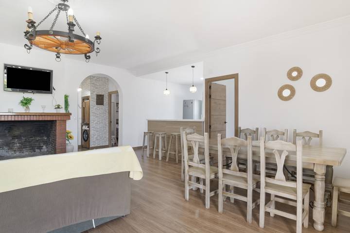 Apartamento entero, Apartamento 'Arroyuelo' con vistas a la montaña, Wi-Fi y aire acondicionado in Prado del Rey, Pueblos Blancos