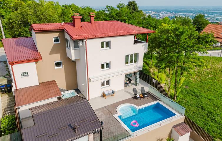 Vacation rental for 9 people, with pool and terrace as well as view in Zagreb