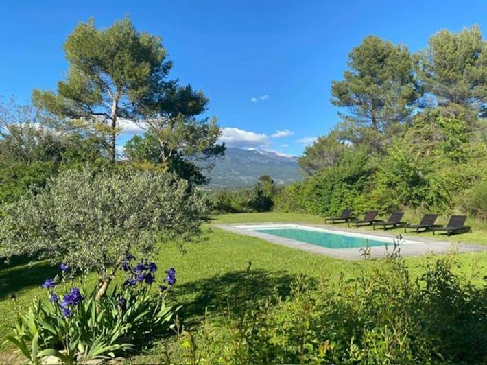 Vakantiehuis voor 4 personen, with Terras and Tuin as well as Zwembad and Uitzicht in Crillon-le-Brave
