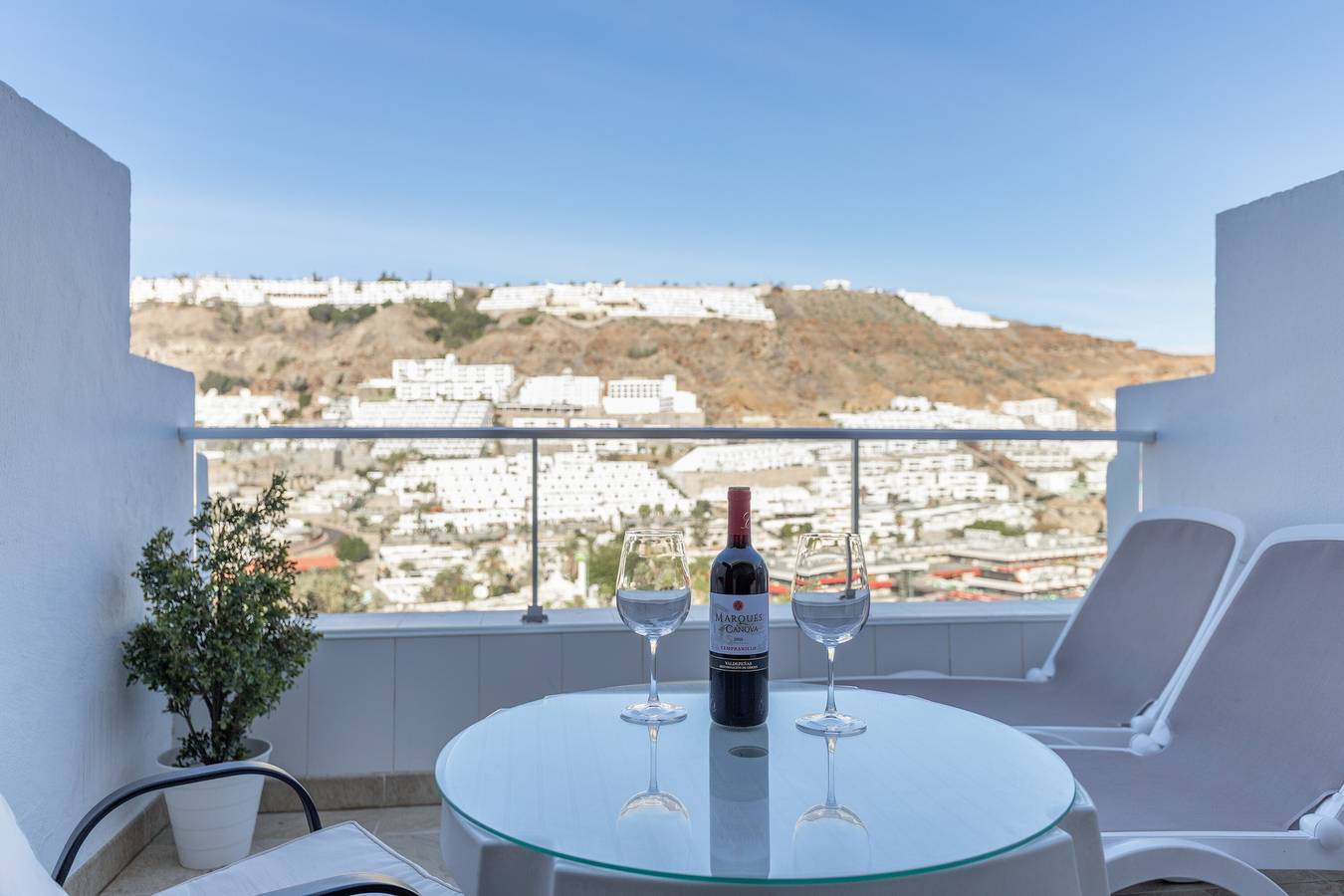 Ganze Wohnung, Urlaub 'Smil' mit Meerblick, Gemeinschaftspool und Wi-Fi in Mogán, Gran Canaria Süd