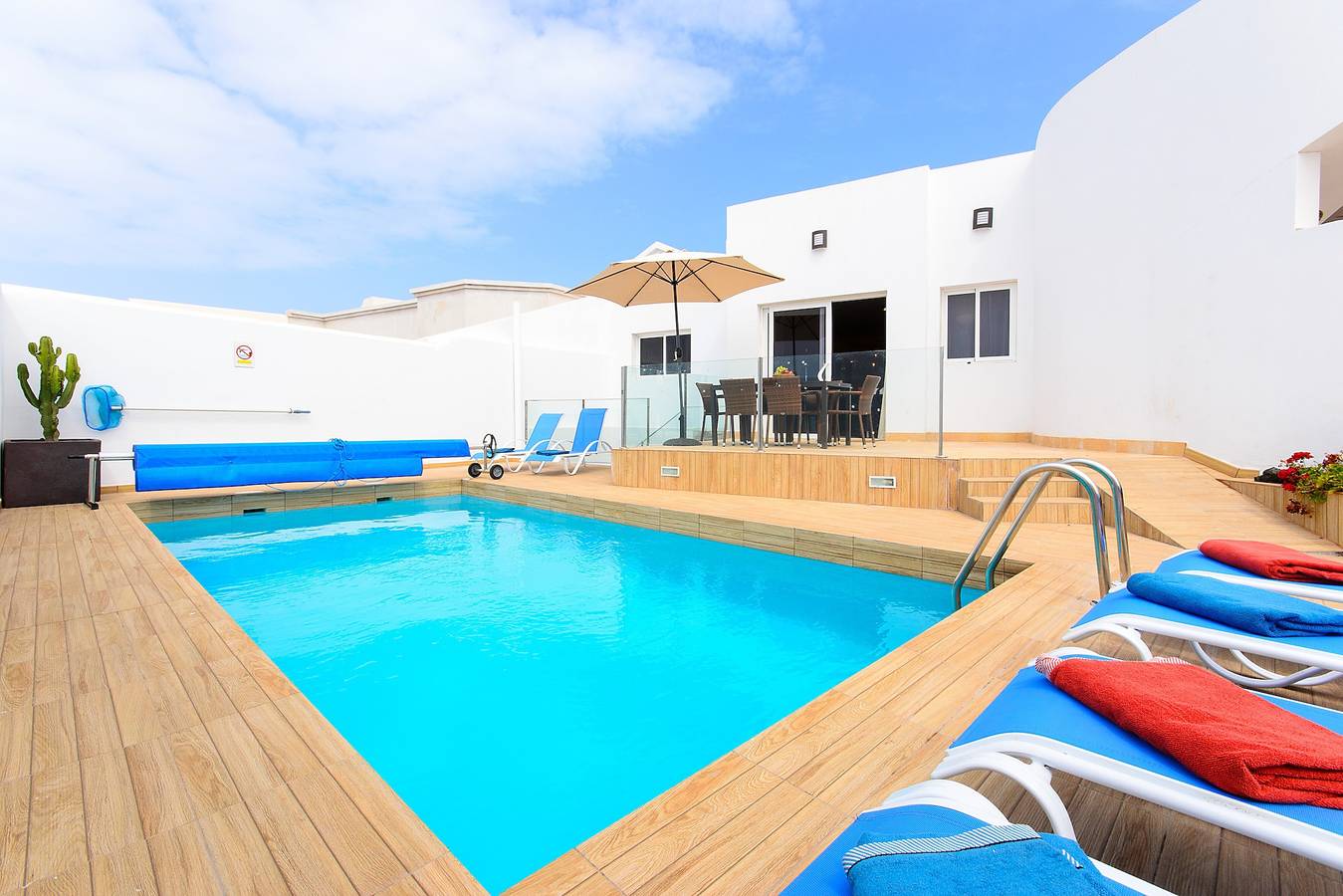 Moderna Vila Xana Perto da Praia com Piscina, Pátio Grande, A/C & Wi-Fi in Blanca Beach, Yaiza