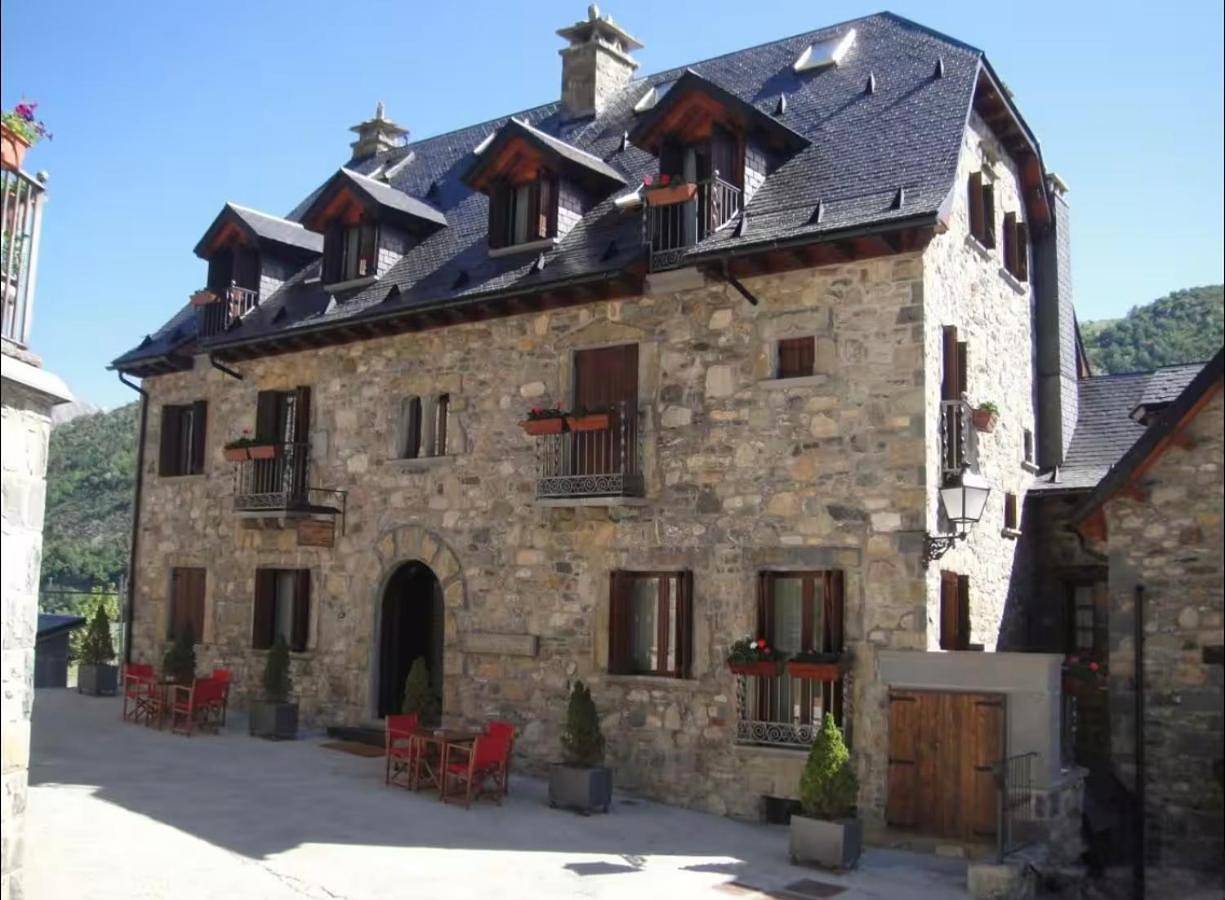 Apartamento entero, Casa Pixurri en Lanuza compuesta de 5 apartamentos turísticos en casona pirenaica, a 10 minutos de las Estaciones de Esquí de Formigal-Panticosa in Lanuza, Sallent de Gállego