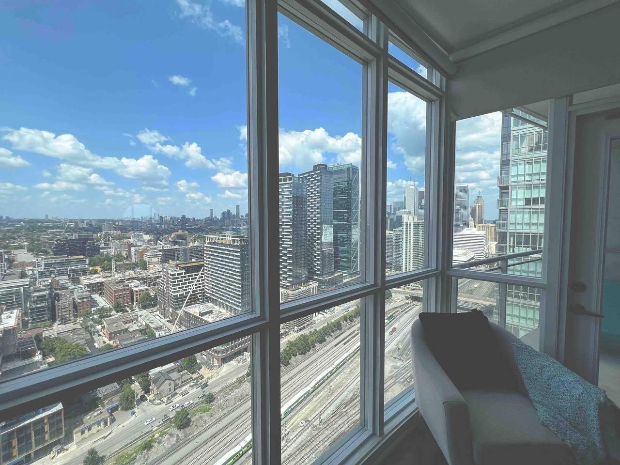 Apartamento vacacional entero, Estacionamiento subterráneo gratuito a 5 minutos de la Torre Cn in Toronto, Lago Ontario (Kanada)
