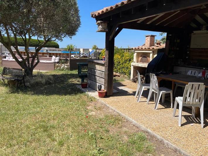 Chambre d’hôte pour 2 personnes, avec piscine et terrasse ainsi que jardin et vue à Montagnac-Montpezat