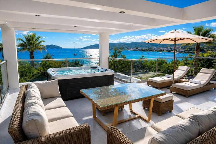Ferienhaus für 6 Personen, mit Balkon und Whirlpool sowie Terrasse und Garten