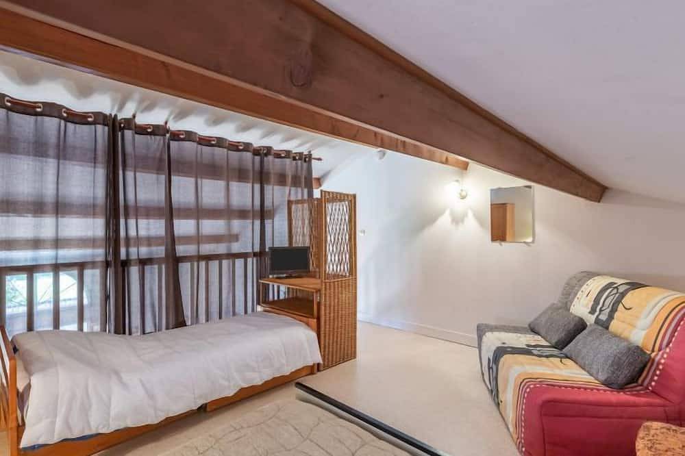 Résidence Les Lauriers by Interhome in Meschers-sur-Gironde, Région de Saintes