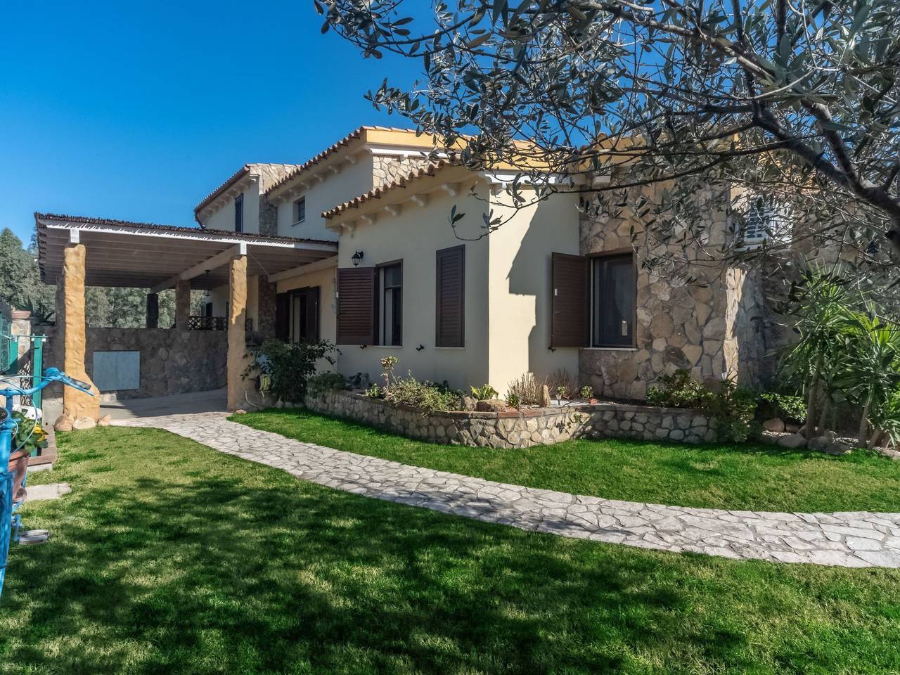 Schöne moderne Villa mit privatem Pool. in Olia Speciosa, Castiadas