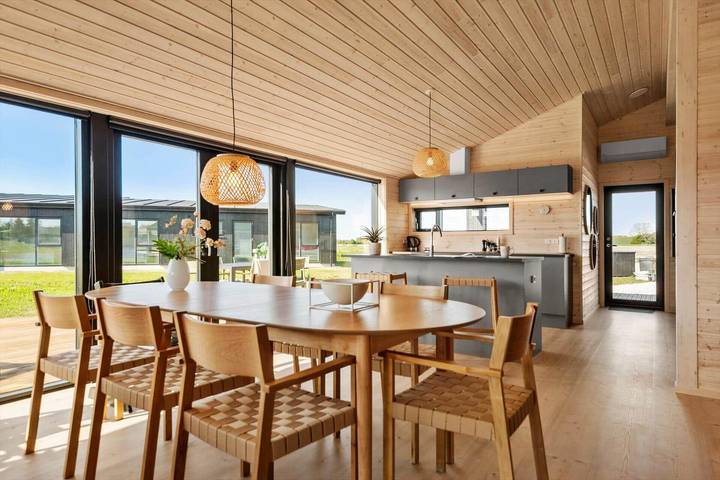 Ferieudlejning for 8 personer, med terrasse og jacuzzi i Saksild