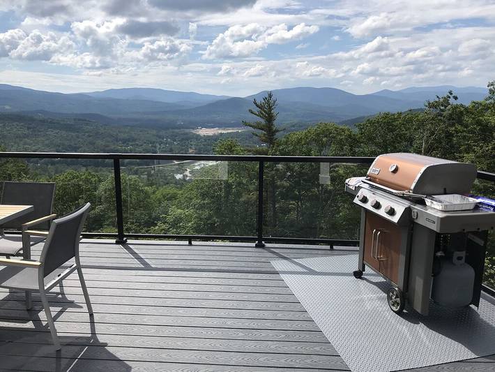 Vacation rental for 12 people, with sauna and pool as well as yard and hot tub in New Hampshire