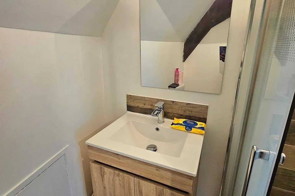 Entire apartment, Homerez - Cozy Studio in Montluçon - 19 m² with handy amenities in Montluçon, Montluçon region