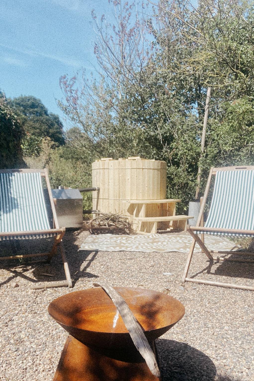 Pet Friendly Shepherd's Hut, Sleeps 2 with Hot Tub in Burrowbridge, Somerset
