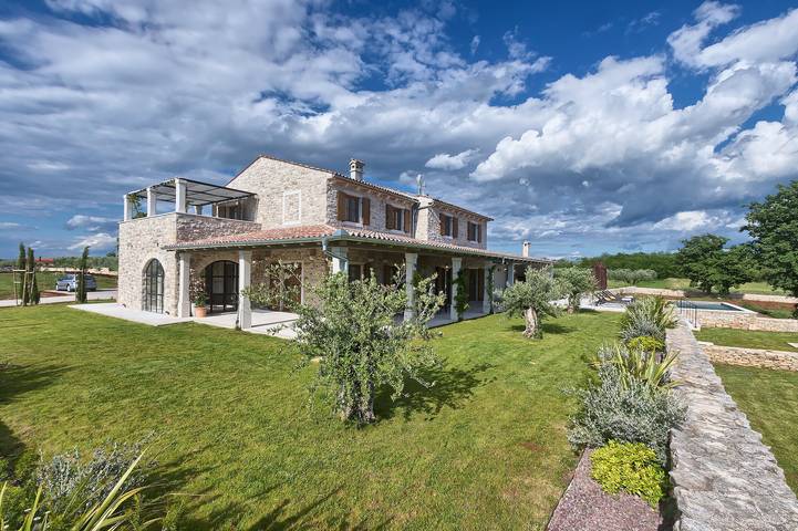 Villa für 10 Personen, mit Sauna und Terrasse sowie Balkon/Terrasse in Umag - 2