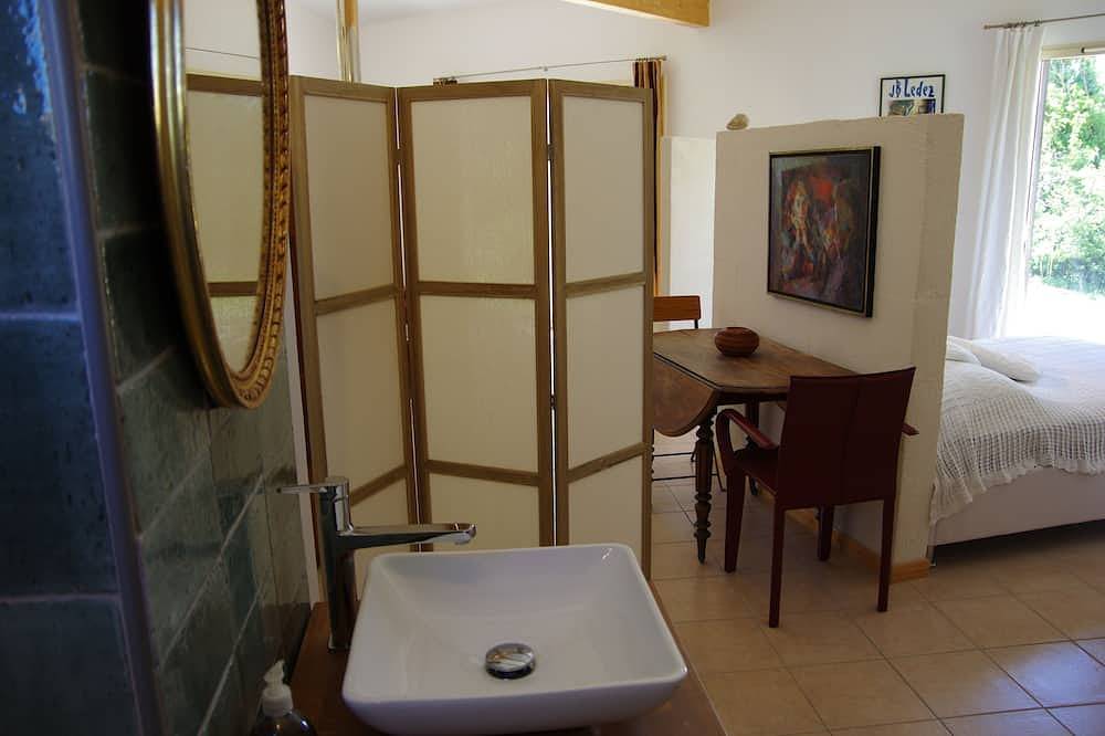 Air-conditioned detached house 60m2 with garden in Sénas, Arles region