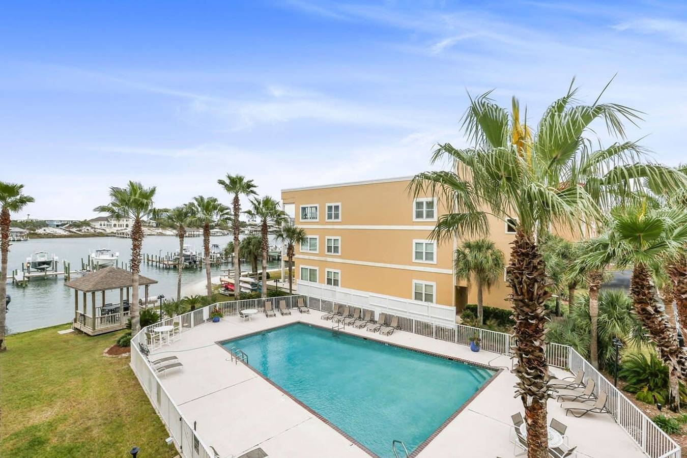 Entire apartment, Portside 204: Best of Beach & Bay in Orange Beach, Baldwin County