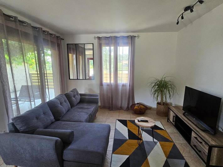 Gîte pour 4 personnes, avec vue ainsi que jardin et piscine à Pardaillan