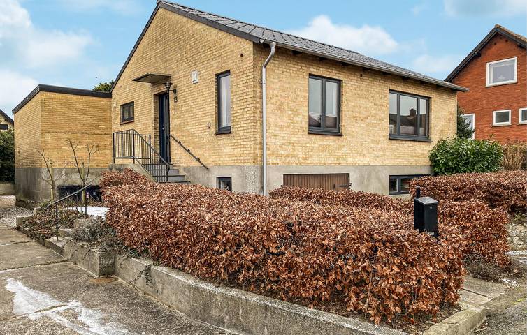 Ferieudlejning for 4 personer, med terrasse i Marstal