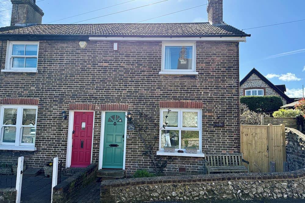Charming Cottage Retreat with Garden in Historic Old Town, Eastbourne in Eastbourne, East Sussex