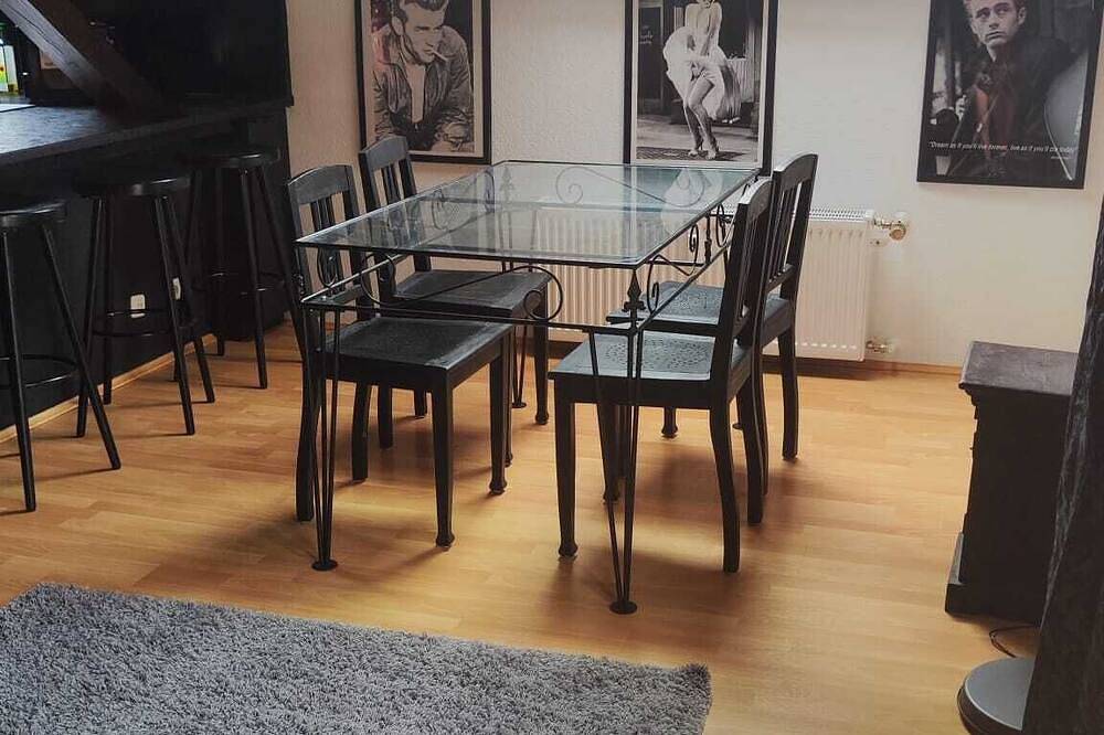 Ganze Wohnung, Batcave, Nette Ferienwohnung im Dachgeschoss in Lahn-Taunus