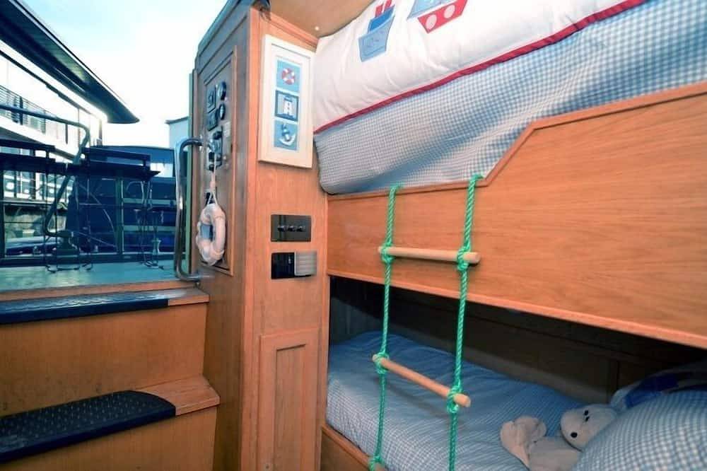 Luxury 4* Floating Houseboat in the heart of Edinburgh City Centre in Edinburgh, Edinburgh and Lothian