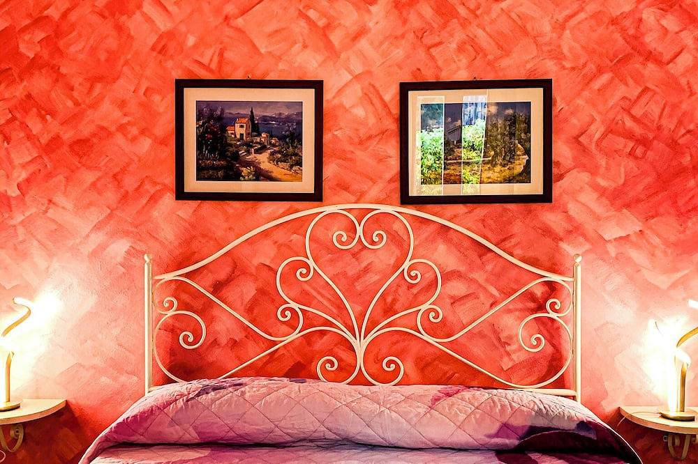 Ganze Wohnung, Geschmackvoll möblierte 2-Zimmer-Wohnung in direkter Seelage mit Pool und Privatstrand in Lezzeno, Comer See