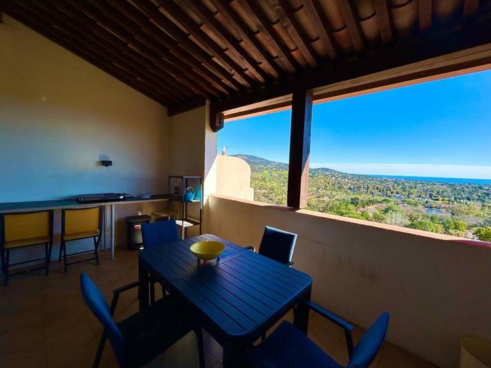 Vakantiewoning voor 4 personen, with kinderzwembad and uitzicht op het meer as well as balkon in Grimaud