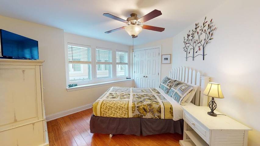 Vacation rental for 6 people, with balcony and pool in Tybee Island