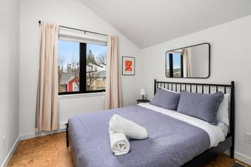 Vacation Rental for 4 Guests in Seattle, Puget Sound, Picture 2