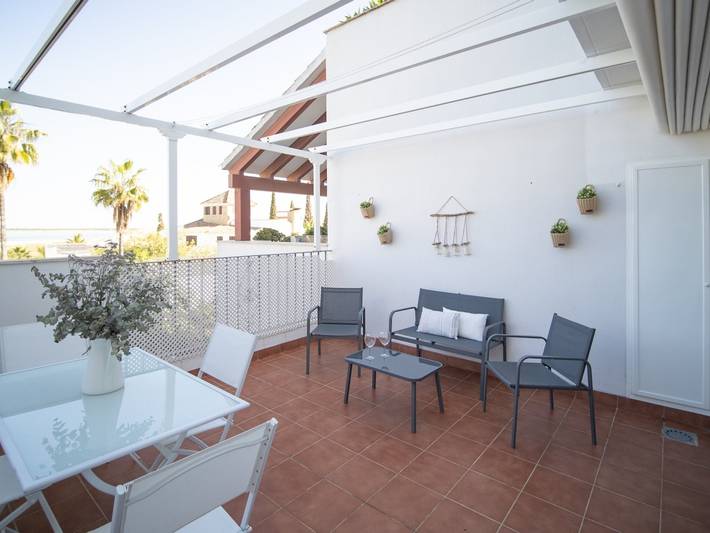 Ferienwohnung für 4 Personen, mit Balkon und Meerblick sowie Terrasse und Garten