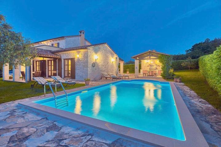 Ferienhaus für 8 Personen, mit Balkon und Whirlpool sowie Terrasse und Pool