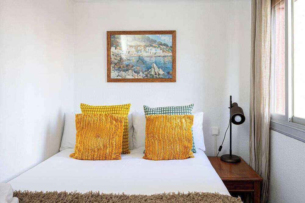 Entire apartment, Step into this delightful and snug 2-bedroom retreat, meticulously renovated and thoughtfully designed to offer a pleasant and cozy stay in Barcelona. in Cornellà de Llobregat, Baix Llobregat