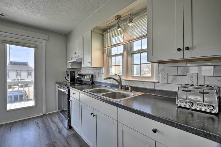 Vacation house for 100 people, with yard in Oak Island (NC)