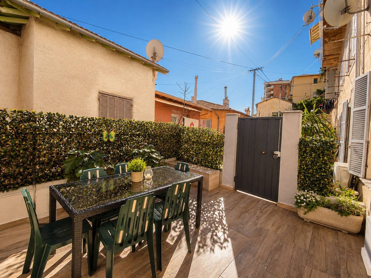 Cozy Little House Between Monaco & the Beach in Cap-d'Ail, Costa mediterránea (Francia)