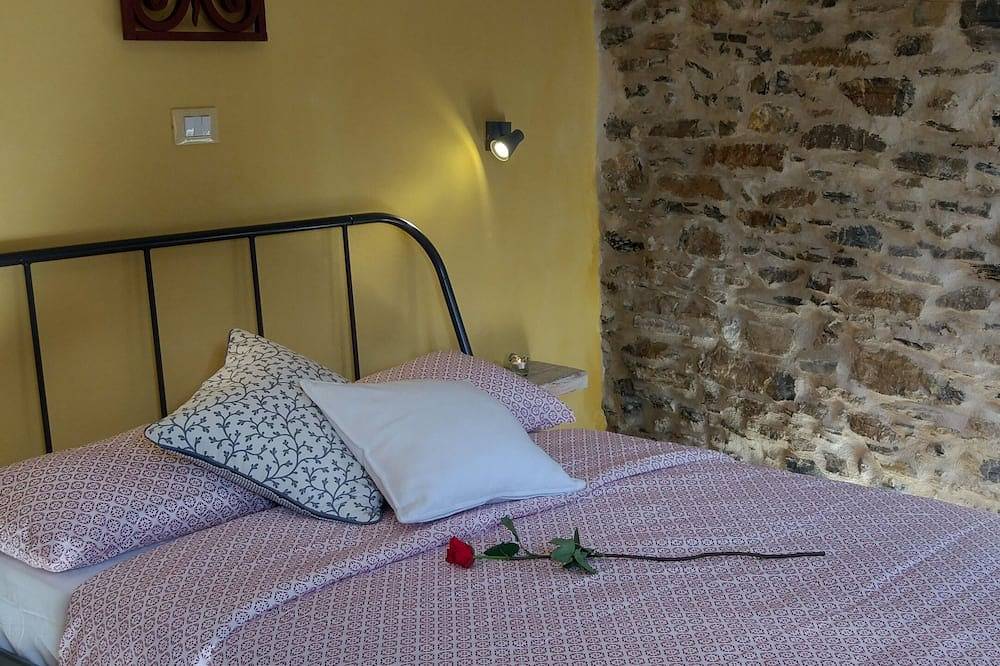Wonderful Stone House With Terrace, Pool, Wonderful View in Badalucco, Riviera di Ponente