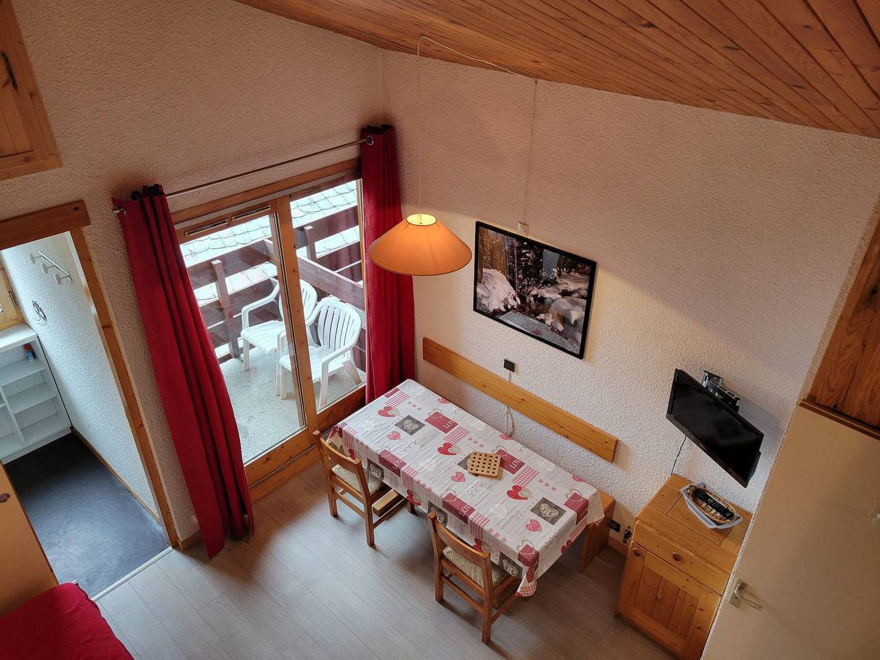 Appartement entier, Appartement cosy proche pistes, vue vallée in La Plagne, Bellentre