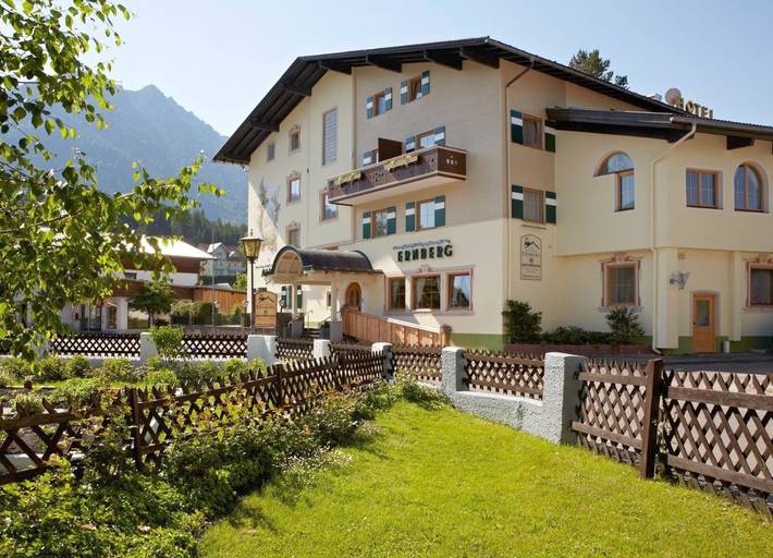 Hotel für 4 Personen, mit Balkon und Terrasse sowie Garten und Ausblick in Breitenwang