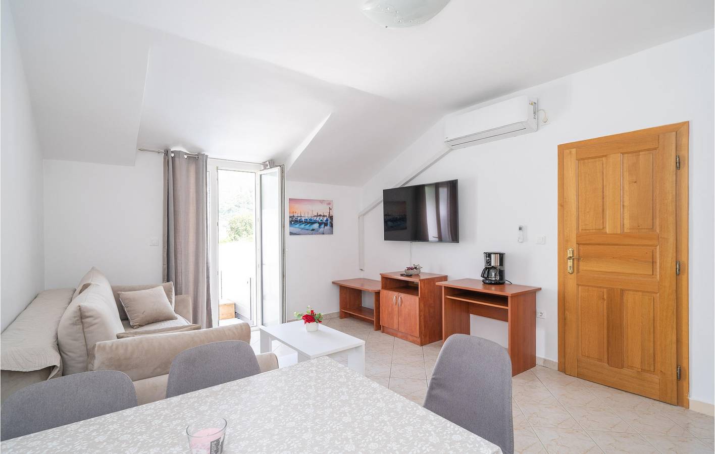 Entire holiday apartment, Modern 2-Bed Apartment with Pool, Near Coast & City Center in Komolac, Grad Dubrovnik