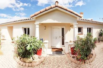 Gîte pour 8 personnes, avec jardin, animaux acceptés à Ayguesvives