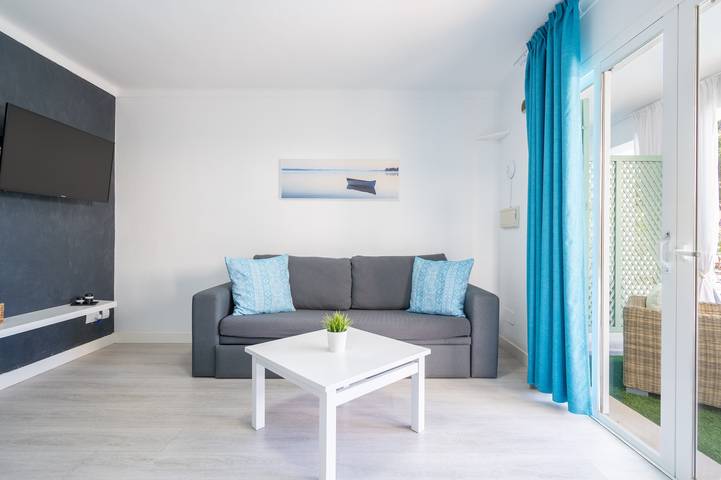 Entire apartment, 1-Bedroom Apartment 'A' with Shared Pool, Wi-Fi & Air Conditioning in Cala Serena, Felanitx