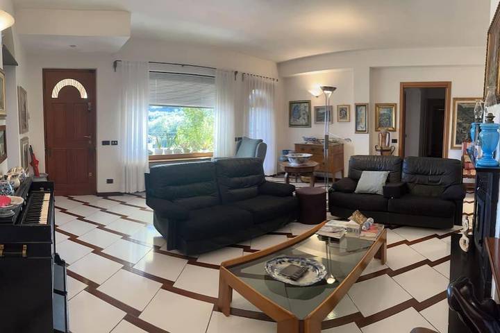 Villa pour 10 personnes, avec Balcon et Terrasse ainsi que Jardin et Piscine à Imperia - 3