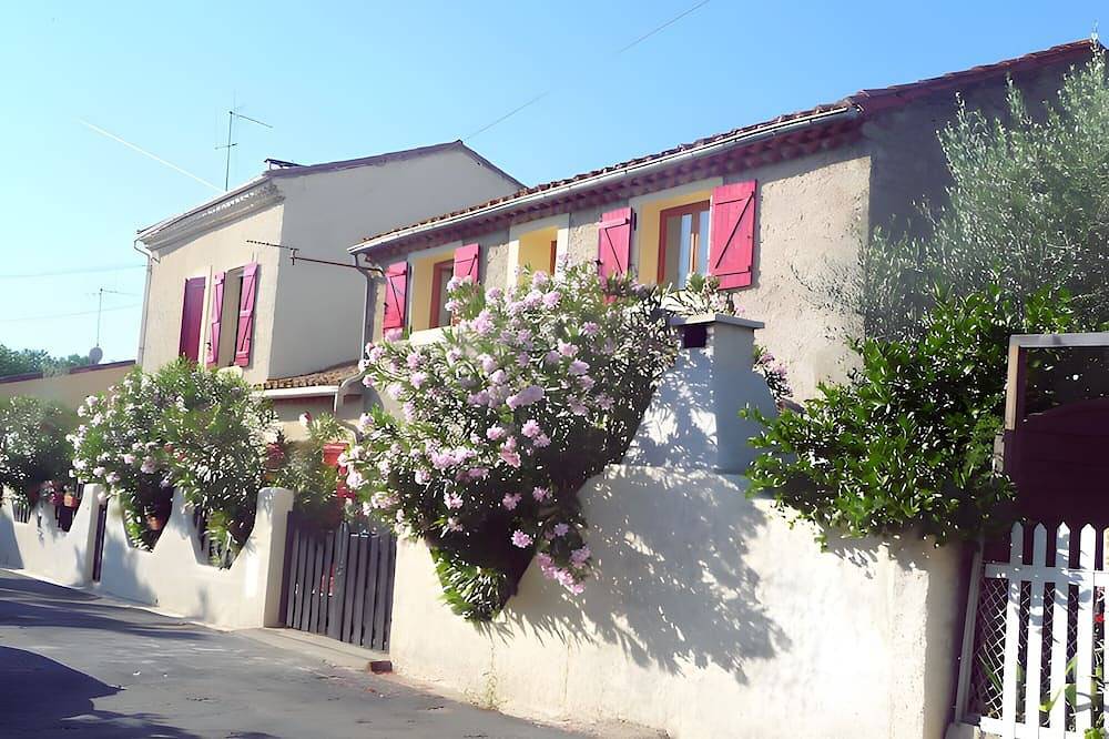 Apartamento entero, Habitación «Galet» con terraza compartida, Wi-Fi y aire acondicionado in Colombiers, Côte d'Améthyste