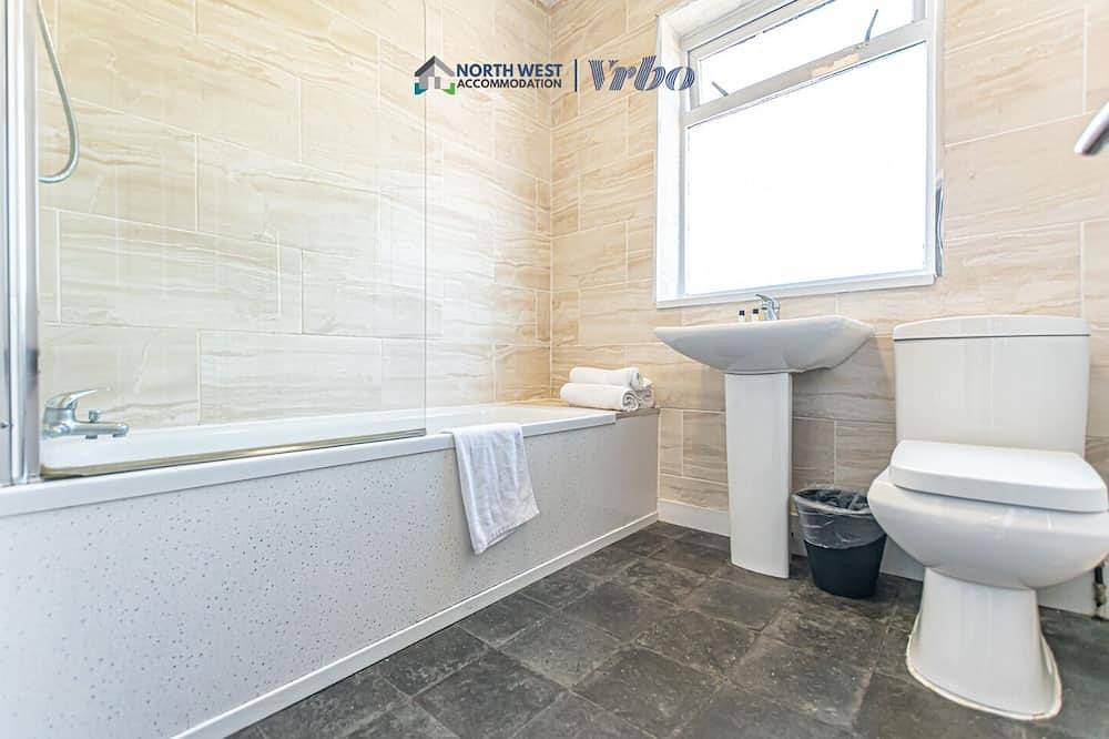 Spacious 3-Bedroom House in Ince, Wigan | Free Parking&Wifi | Long Stays Welcome in Wigan, Greater Manchester