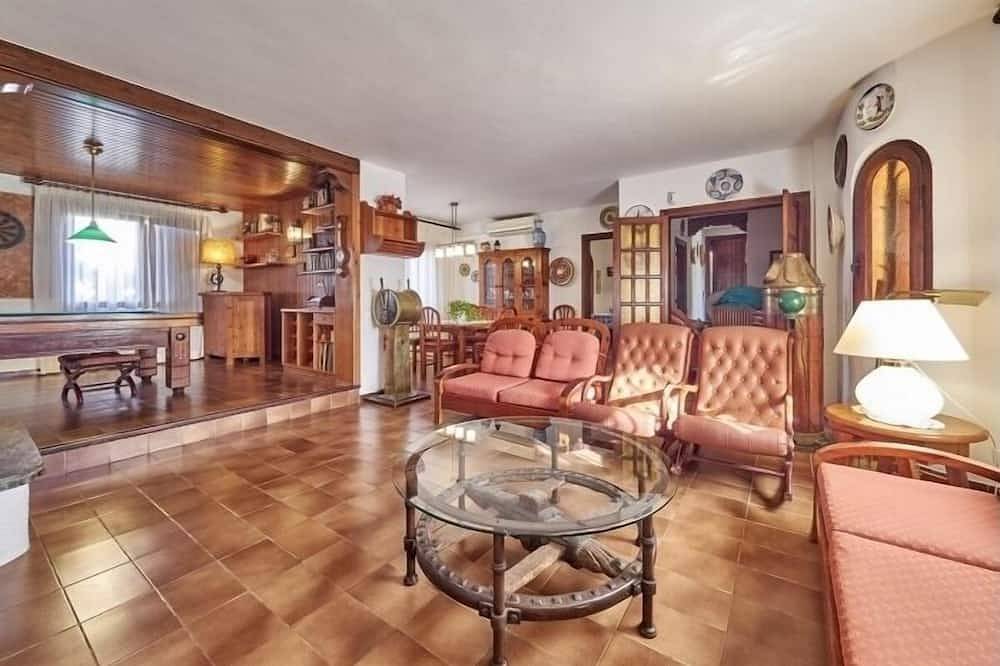 R84 Villa con Piscina y pista de Tenis in Segur de Calafell, Calafell