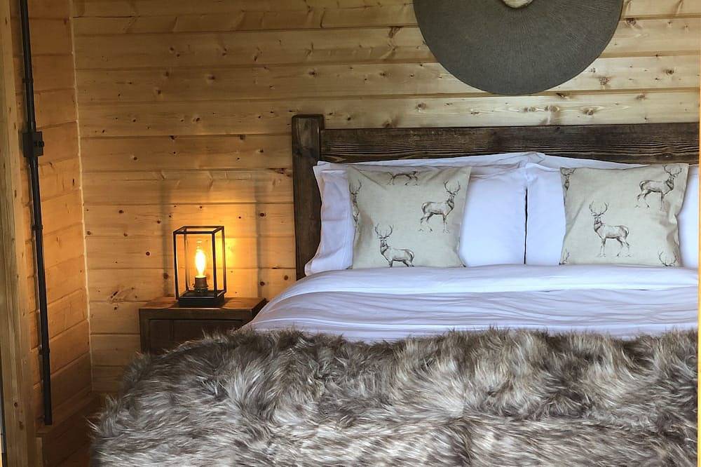 Luxury Lodge retreat with hot tub in Warwickshire