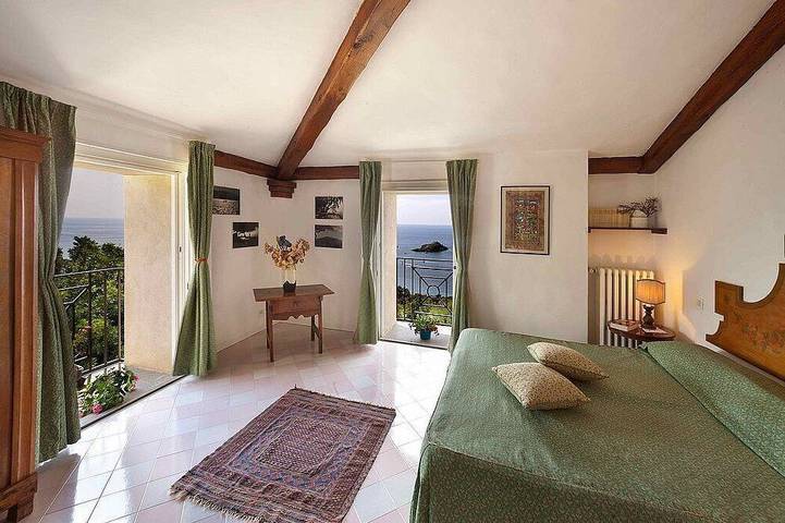 Villa Silara: A characteristic and welcoming three-story villa which faces the sun and the sea, with Free Wi-Fi. in Spiaggia nera (Maratea), Maratea