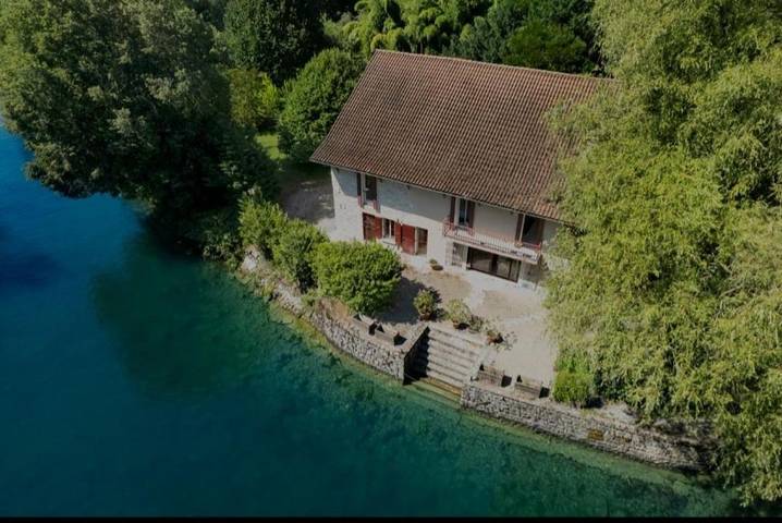 Location de vacances pour 26 personnes, avec Balcon et Terrasse ainsi que Jardin et Piscine à Chanaz