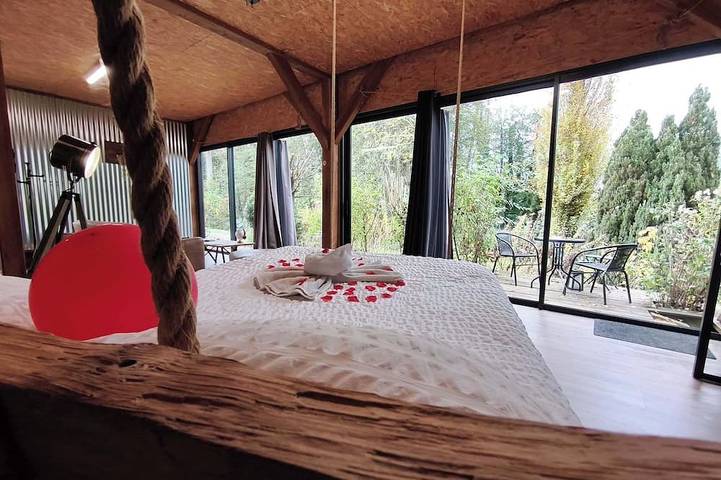 Location de vacances pour 2 personnes, avec Jacuzzi ainsi que Terrasse et Jardin à Lindry