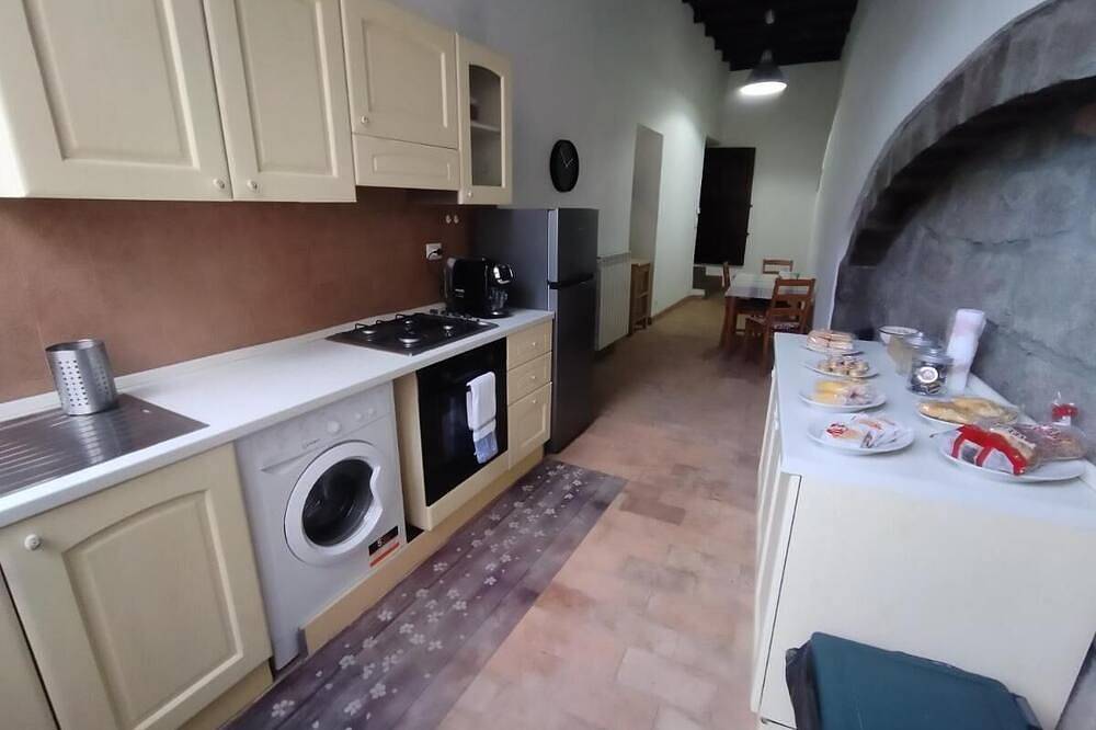 Entire apartment, Intero appartamento nel cuore del centro storico colazione inclusa in Viterbo, Viterbo Province
